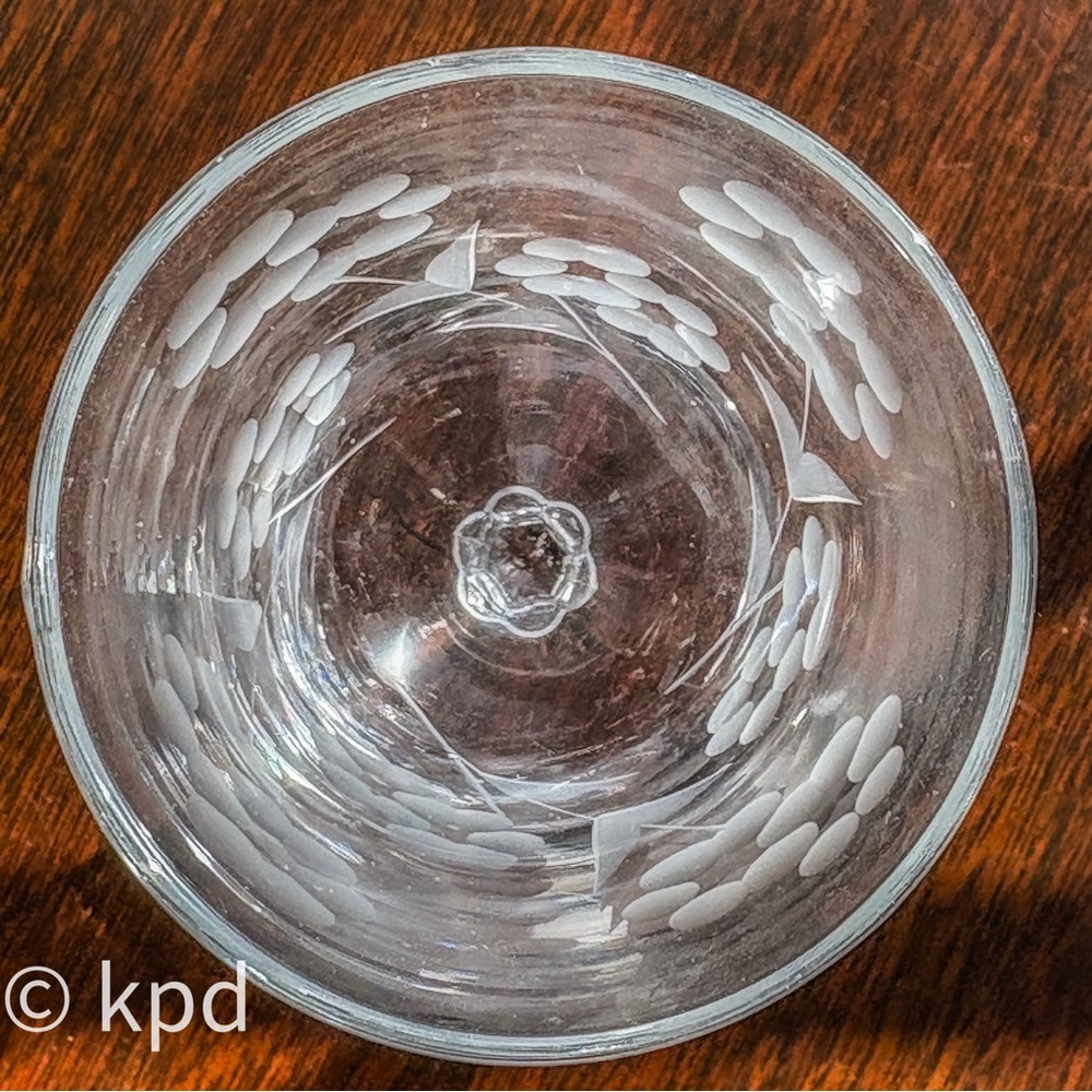 Vintage Etched Floral Wine Glasses – Pair of 2 Elegant 1950s Crystal Goblets, - Picture 4 of 10
